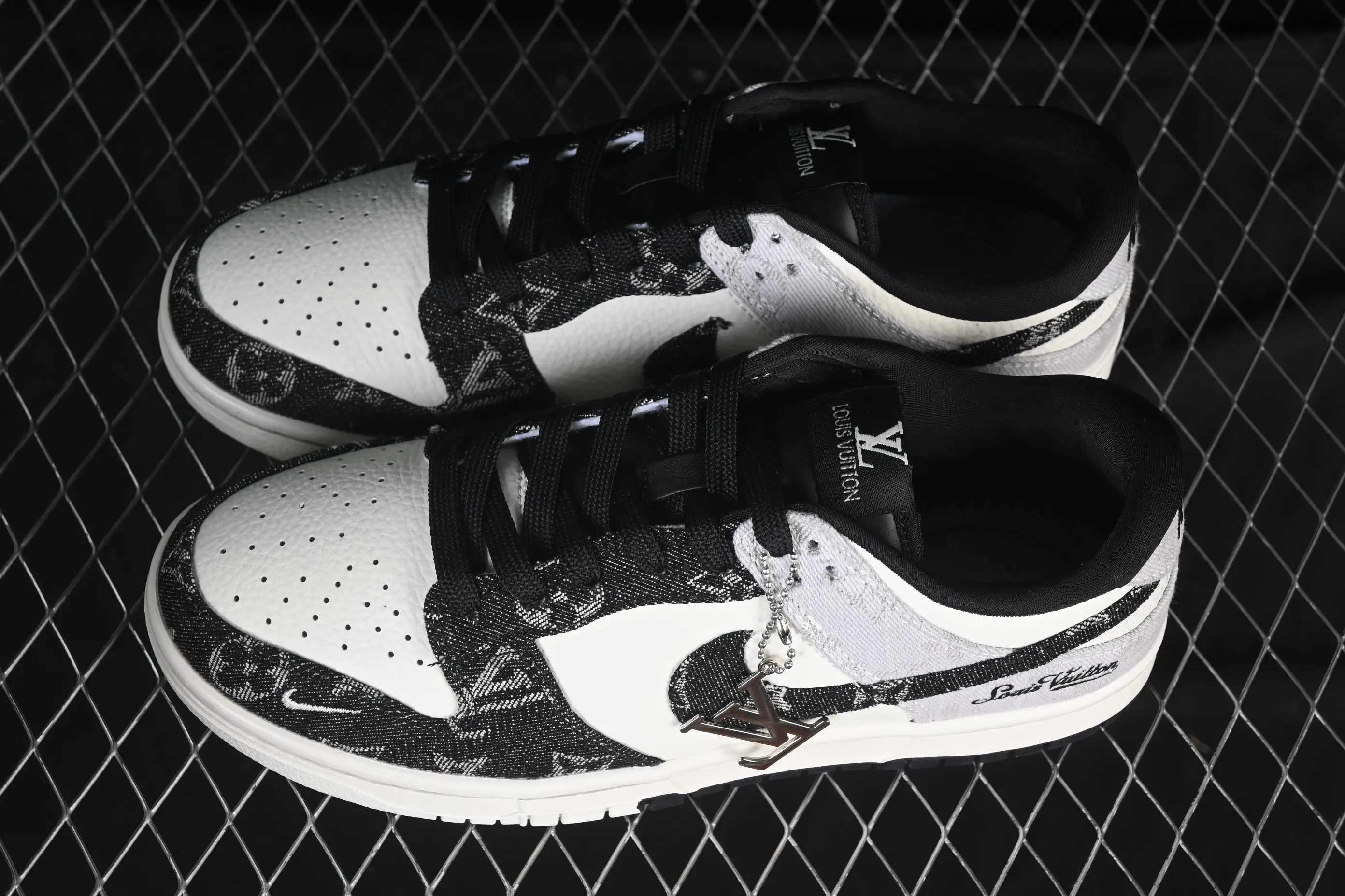 All categories Nk SB Dunk Series Nk SB Dunk Low High-end customized low-top sneakers Nike SB Dunk Low LV co-branded black and gray denim High-end customized low-top casual sneakers SC0601-473